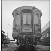 Plan général de l'arrière d'un wagon du train sanitaire à l'arrêt en gare de Noisy-le-Sec.