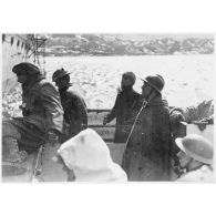 Le général de brigade Béthouart à bord d'une barge britannique.