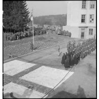 Plan général de la cérémonie aux couleurs lors de l'arrivée de la section sanitaire de volontaires américains (SSVA) à Nançy.