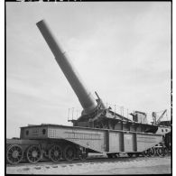 Plan général de l'obusier de 400 mm de l'ALVF (artillerie lourde sur voie ferrée), baptisé maréchal-des-logis Lebeau, photographié de profil.