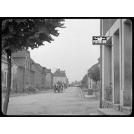 Un équipage hippomobile français traverse un village près de Sarrebrück en Sarre allemande.