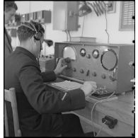 Un radio de l'armée de l'air transmet un message en morse.