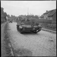 Plan général d'un Bren Carrier de la BEF qui circule dans une rue, il est photographié de face.