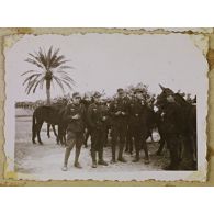 [Album de photographies de Guy Boula de Mareüil (1910-1987). Portrait d'un groupe de soldats allemands en Afrique du Nord, 1941-1943]