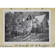 Ponthenier, Jandon, Bresson, Dubus, Pitiot, Vallé, Rosemont, Teffaine, Pascouaud / Devant le fanion du Groupe et le drapeau italien en berne, le 10/9/43 à Merchiche (Algérie). [légende d'origine]