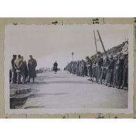 Cérémonie au col de Teghime (Corse), le 29/11/43 (à gauche, officiers américains). [légende d'origine]