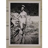 [Une jeune femme en bord de mer, Corse, octobre 1943 - juin 1944.]