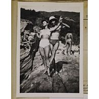 [Un couple en maillot de bain en bord de mer, Corse, octobre 1943 - juin 1944.]