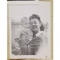 [Portrait de Yvonne Médori avec un bébé, Corse, octobre 1943 - juin 1944.]