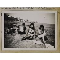 [Deux femmes en maillot de bain sur une plage à Erbalunga (Haute-Corse), octobre 1943 - juin 1944.]