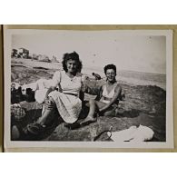 [Deux femmes sur une plage à Erbalunga (Haute-Corse), octobre 1943 - juin 1944.]