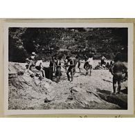 Un dimanche en pic nic à la tour de l'Osse (Alerini à l'harmonium, Dominique à la guitare. [légende d'origine]