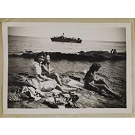 [Trois femmes en bord de mer, Corse, octobre 1943 - juin 1944.]