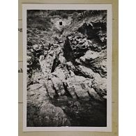 [Un couple dans les rochers en bord de mer, Corse, octobre 1943 - juin 1944.]