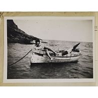 [Une jeune femme dans une barque bastiaise, Corse, octobre 1943 - juin 1944.]