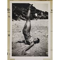 [Jeune femme faisant la chandelle sur une plage corse, octobre 1943 - juin 1944.]