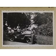 [Portrait de groupe autour d'une jeep française, Montval, été 1945.]