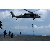 Commandos marine français et hélicoptère américain lors de l'exercice international Panamax.