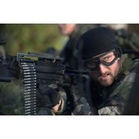 Portrait d'un commando doté d'une mitrailleuse FN Minimi, en position de tir lors de l'exercice de contrôle annuel Etoile verte du GCM (groupement commando montagne) de la 27e BIM (brigade d'infanterie de montagne).