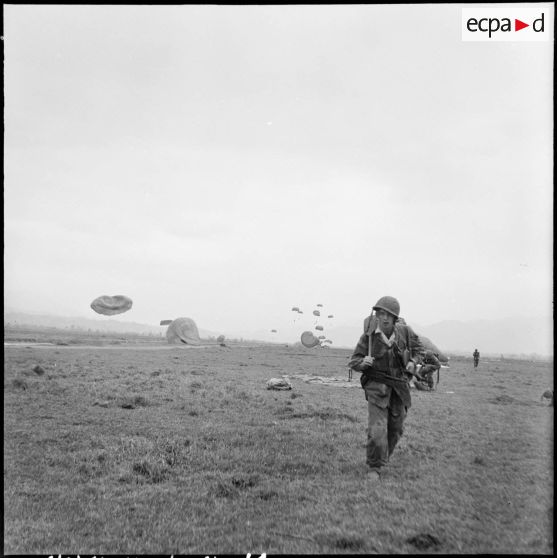 Le 6e BPC (bataillon de parachutistes coloniaux) est parachuté en renfort au dessus de la DZ (dropping zone) du centre de résistance Isabelle, au sud du camp retranché de Diên Biên Phu.