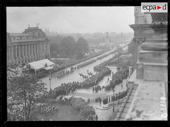 Paris 14 juillet 1916. Défilé devant le Grand Palais. [légende d'origine]