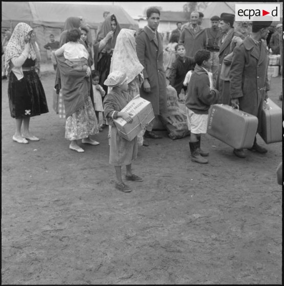 Réfugiés harkis et leurs familles partant pour la France.