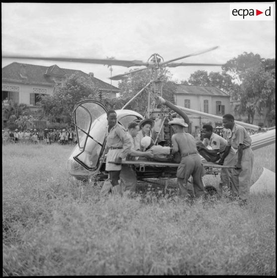 Évacuation d'un blessé par hélicoptère Hiller 360 piloté par le médecin-capitaine Valérie André.