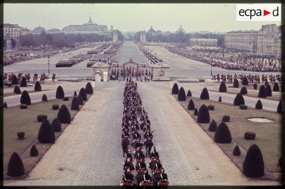 Dispositif des troupes avant le défilé du 14 juillet 1977 devant l'esplanade les Invalides, sur l'avenue du maréchal Galliéni et le pont Alexandre III, le Grand Palais et le Petit Palais en perspective.