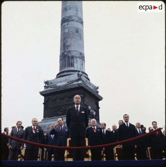 La tribune présidentielle : Valéry Giscard d’Estaing, président de la République, Jacques Chaban-Delmas, président de l'Assemblée nationale, Raymond Barre, Premier ministre, Alain Poher, président du Sénat, Yvon Bourges, ministre de la Défense, lors de la cérémonie militaire du 14 juillet 1979.