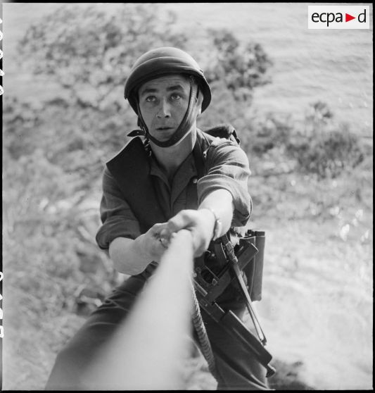 Des membres du groupe des commandos d'Afrique, devenu 5e bataillon de choc, escaladent les falaises du Cap Nègre (reconstitution).