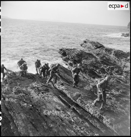 Des membres du groupe des commandos d'Afrique, devenu 5e bataillon de choc, montent à l'assaut de la batterie d'artillerie côtière allemande du Cap Nègre.