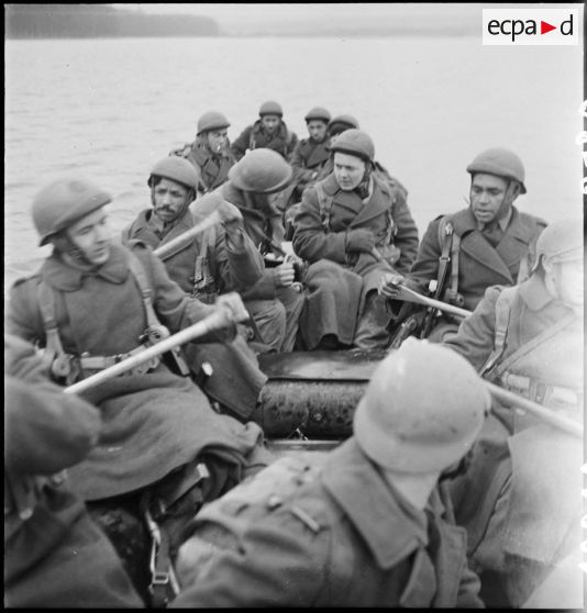 Entraînement des membres du groupe des commandos d'Afrique à la navigation sur rubber boats.