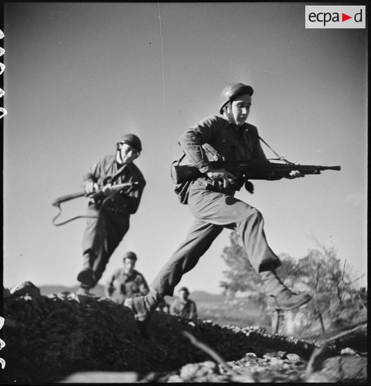 Des membres du groupe des commandos d'Afrique, devenu 5e bataillon de choc, prennent d'assaut une batterie d'artillerie côtière allemande dans le Var (reconstitution).