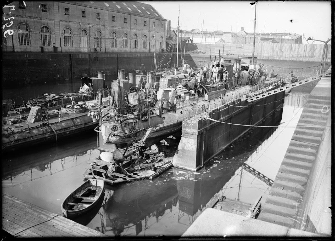 CPA Ancienne Cherbourg – Arsenal Maritime – Le Poste Des Torpilleurs – Bateaux