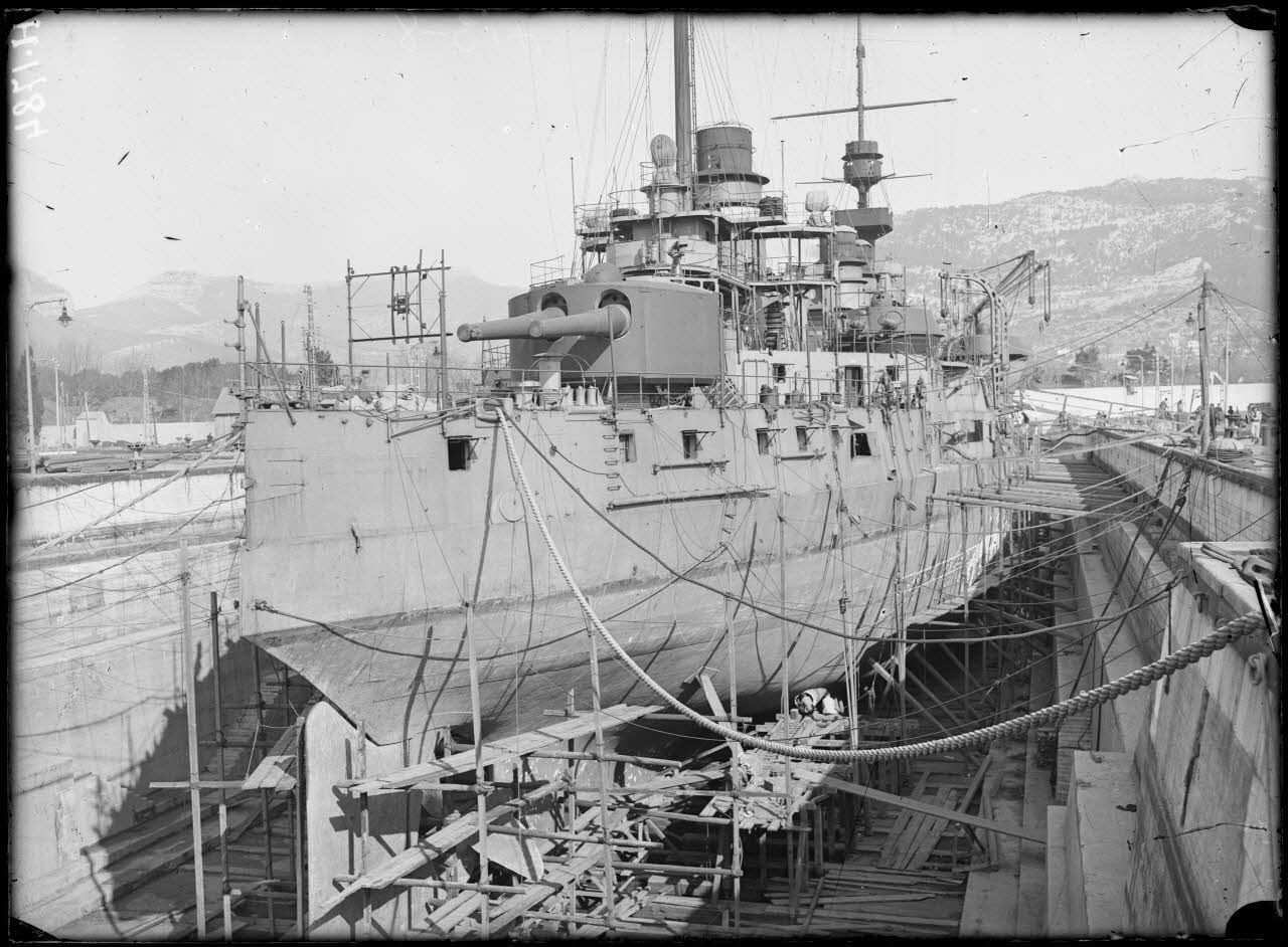 CPA -Marine Militaire -SCÈNES DE BORD -Arrivée du Cuirasse Amiral et l'Escadre en ligne de fil N