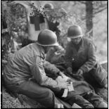 Sur le front alsacien, un soldat blessé reçoit les premiers soins dans un poste de secours avancé.