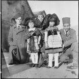 Photographie de groupe de tirailleurs algériens posant avec des enfants alsaciennes à l'occasion de Noêl.