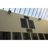 Les plaques nominatives à la mémoire des écuyers et écuyers en chef à l'entrée du grand manège.