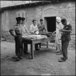 Distribution de tissus dans le village de Pirette.