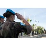 Salut au drapeau lors de la cérémonie aux couleurs franco-finlandaise sur la place d'armes du camp 9.1 de Dayr Kifa au Sud-Liban.