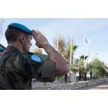 Salut au drapeau lors de la cérémonie aux couleurs franco-finlandaise sur la place d'armes du camp 9.1 de Dayr Kifa au Sud-Liban.