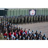 Vue d'ensemble des troupes rassemblées pour la cérémonie aux couleurs franco-finlandaise sur la place d'armes du camp 9.1 de Dayr Kifa au Sud-Liban.