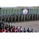 Vue d'ensemble des troupes rassemblées pour la cérémonie aux couleurs franco-finlandaise sur la place d'armes du camp 9.1 de Dayr Kifa au Sud-Liban.
