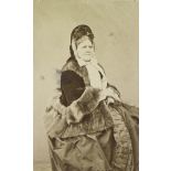 [Portrait d'une femme âgée de la famille Beleys portant une étole de fourrure sur sa jupe à crinoline].