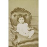 [Portrait d'enfant sur un fauteuil].