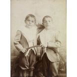 [Portrait de deux garçons tenant un cerceau].