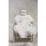[Portrait d'un bébé sur une chaise].