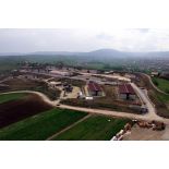 Vue aérienne du camp 1300 hommes en construction à Mitrovica sud.