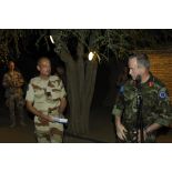 Le général de brigade Ganascia, commandant la force EUFOR-Tchad-RCA, remet un cadeau au lieutenant-général irlandais Patrick Nash, COM EUFOR-Tchad-RCA, lors du cocktail dînatoire au camp Croci à Abéché.