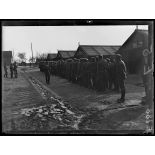 Les Russes au camp de Mailly, russes rassemblés devant les baraquements pour aller chercher la soupe aux cuisines. [légende d'origine]